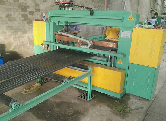 鋼格板點焊機(jī)使用中